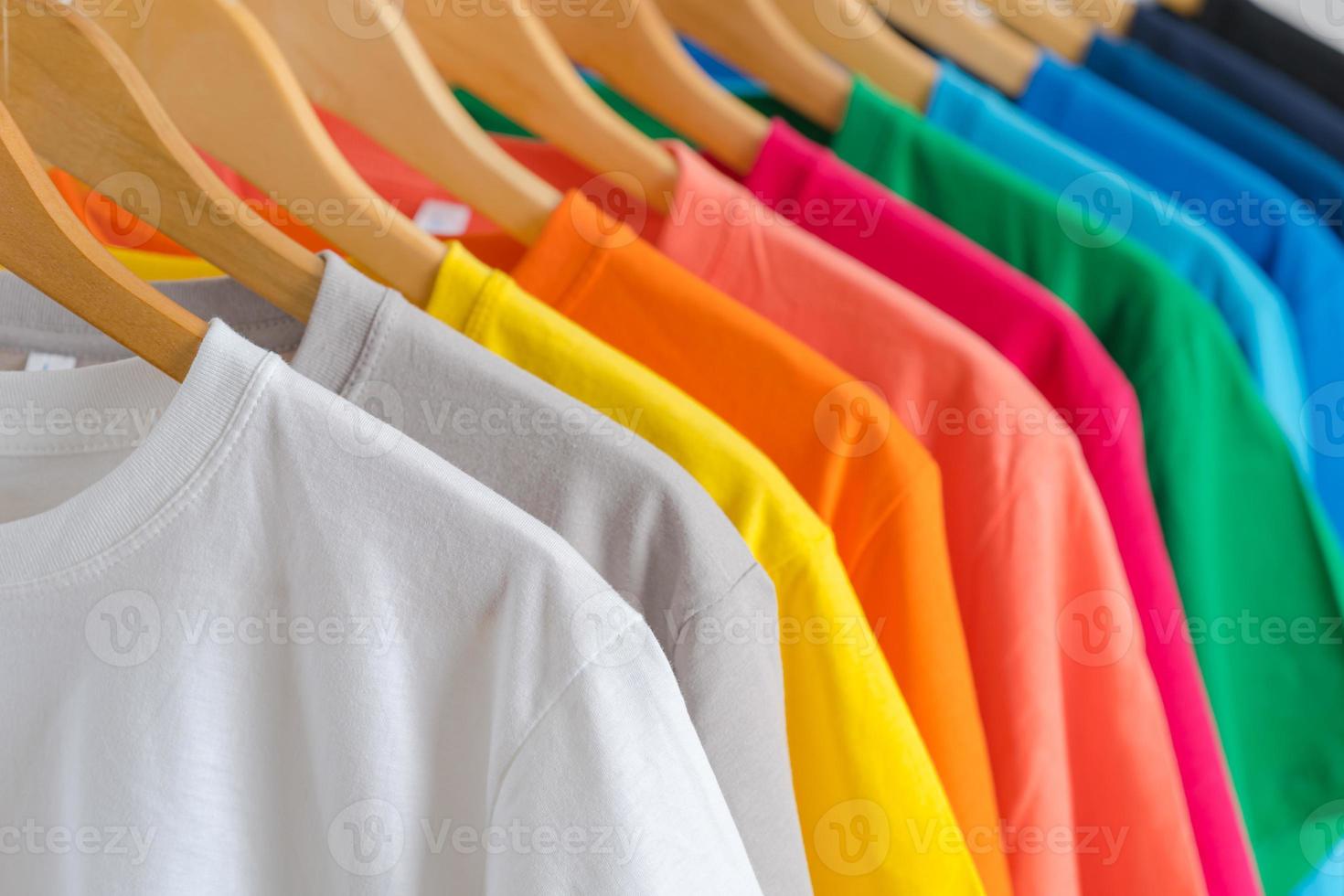 Nahaufnahme von T-Shirts auf Kleiderbügeln, Bekleidungshintergrund foto