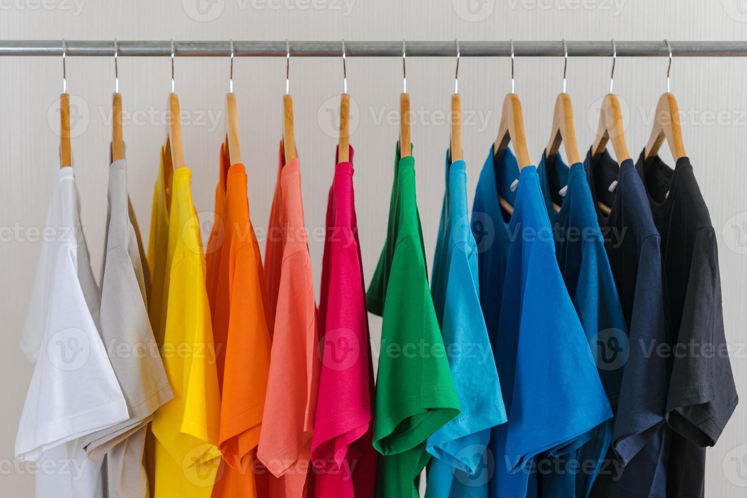 Nahaufnahme von T-Shirts auf Kleiderbügeln, Bekleidungshintergrund foto