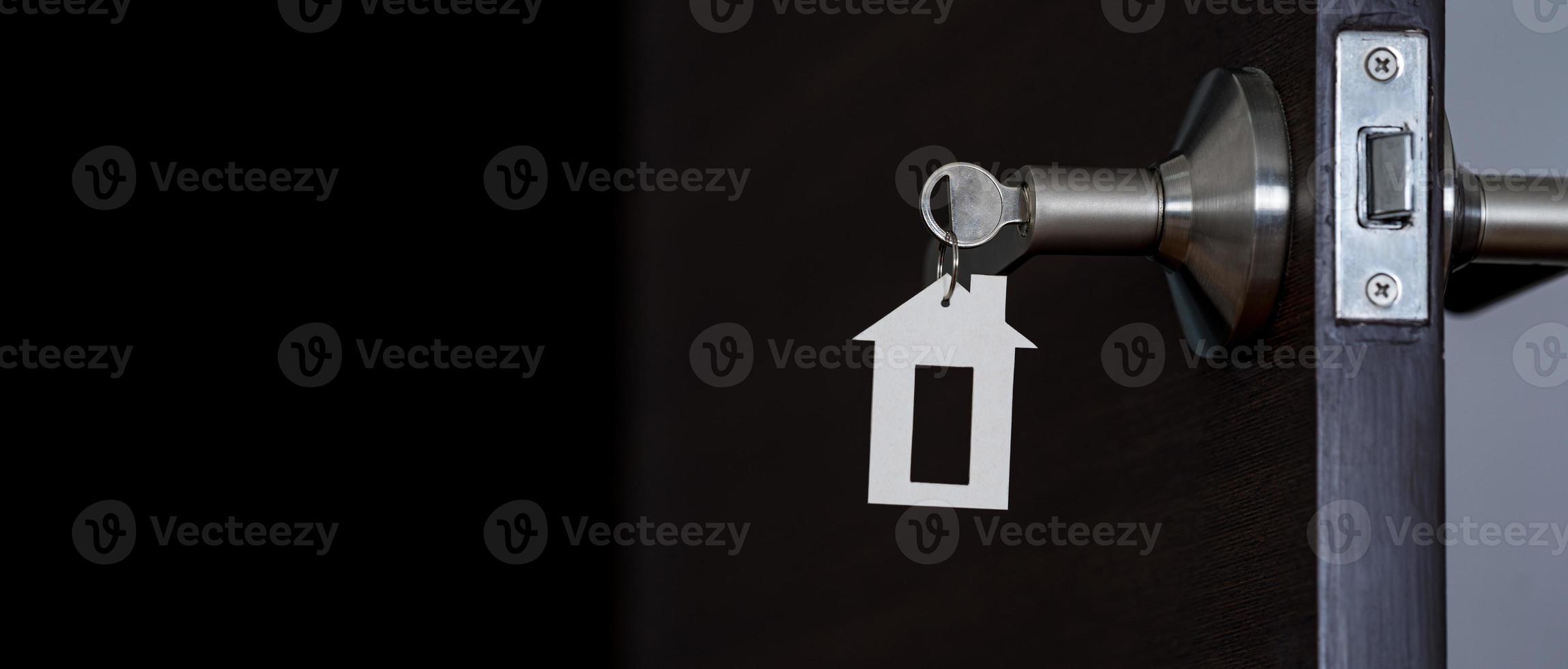 offene Tür zu Hause mit Schlüssel im Schlüsselloch, neues Wohnkonzept foto