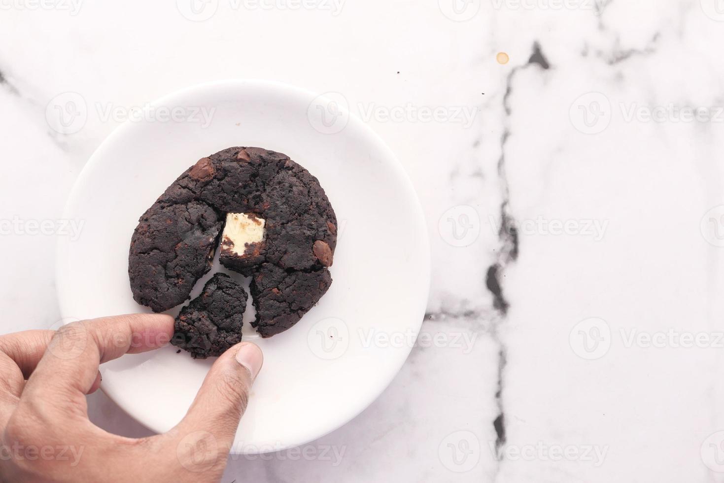 Schokoladenkeks auf weißem Teller foto