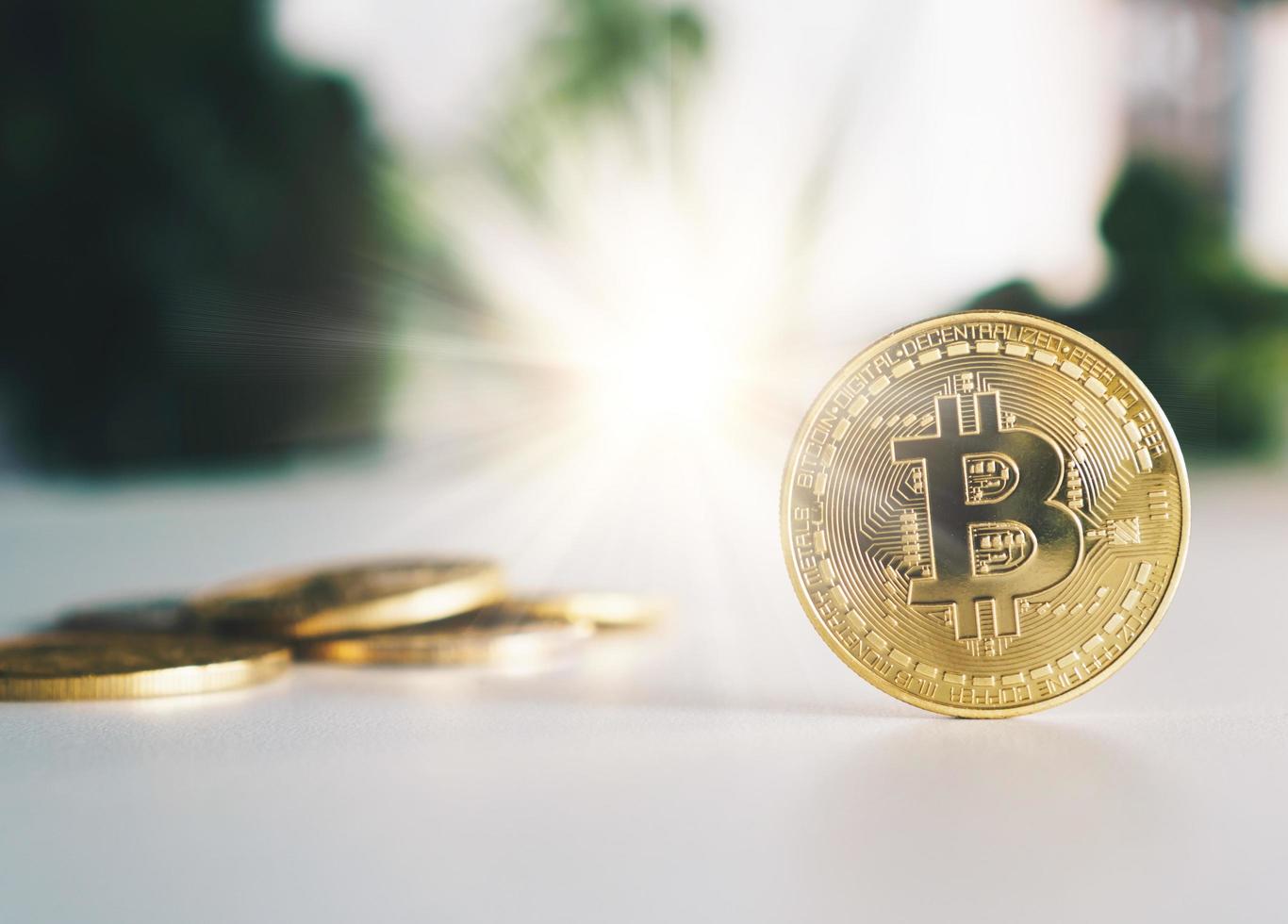 Symbol für Bitcoins als Kryptowährung für digitales Geld foto