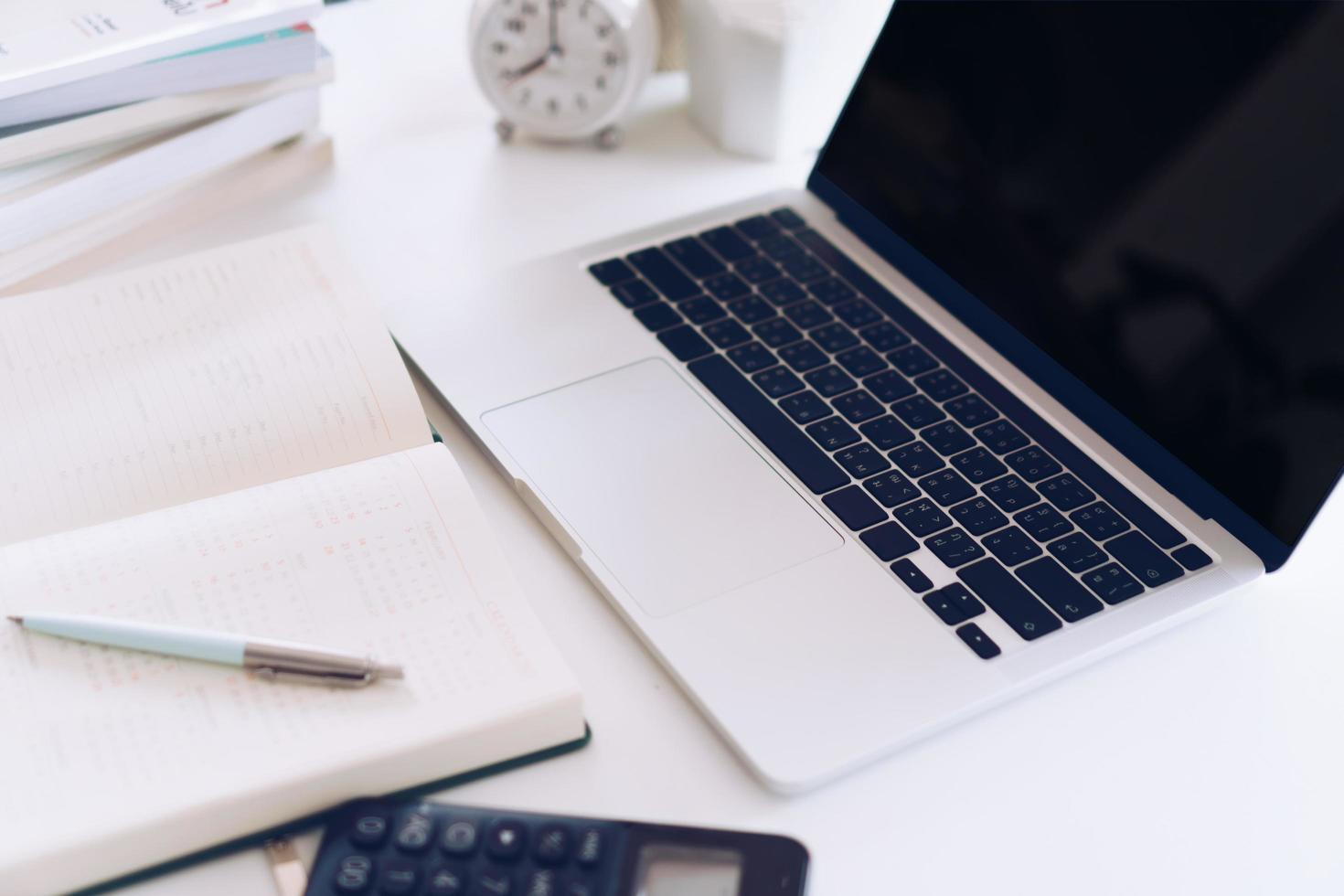 Planer Notebook und Laptop am Arbeitsplatz foto