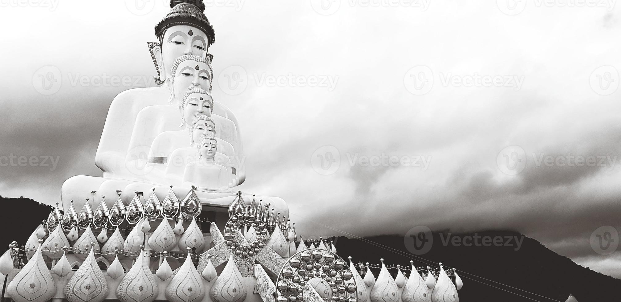 groß Buddha fünf seine Majestät Statue mit Wolke und Berg beim im schwarz und Weiß oder einfarbig Ton beim wat pha Sohn kaew. diese Tempel ist Buddhist Kloster im khao kho, Phetchabun, Thailand foto