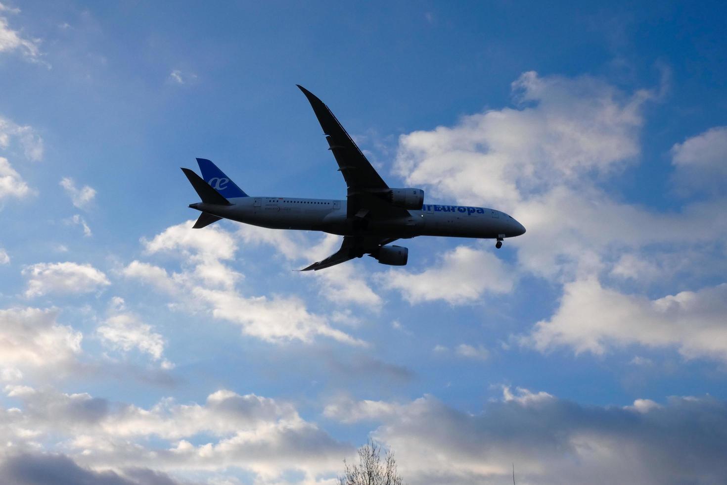 kommerziell Flugzeug überfliegen das Himmel und ankommen beim Flughafen foto