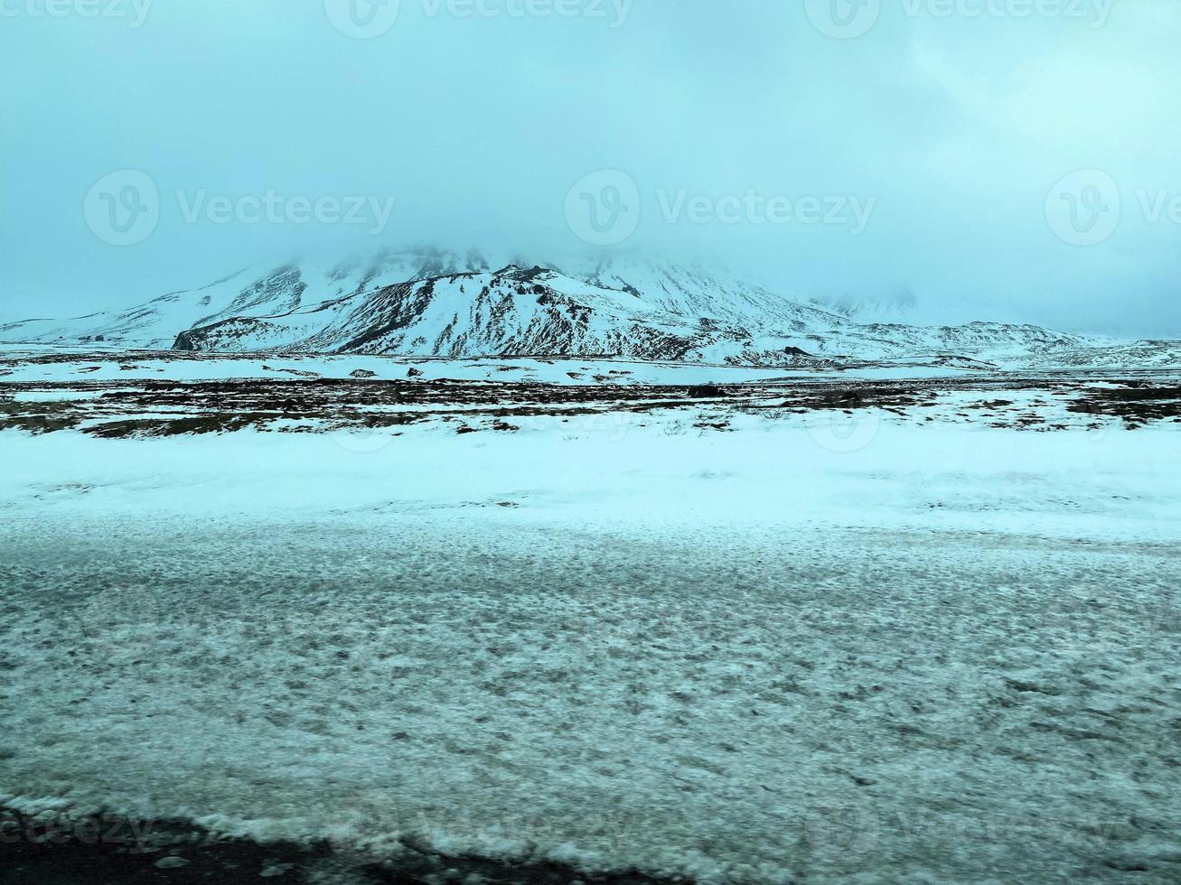 Landschaft mit Schnee im Island foto