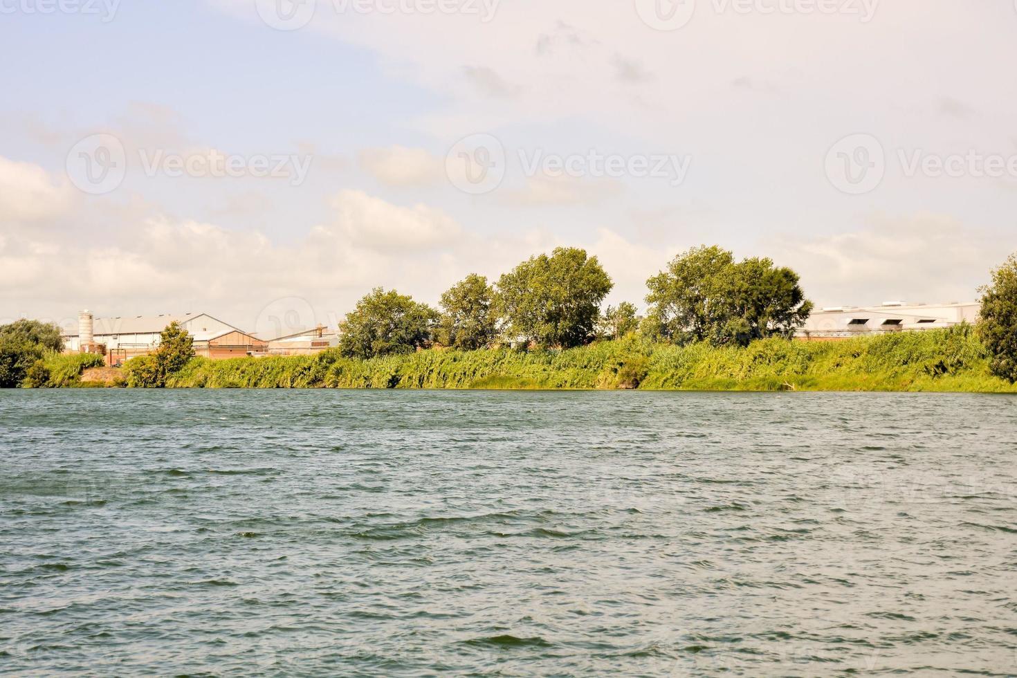 malerischen Blick auf den Fluss foto