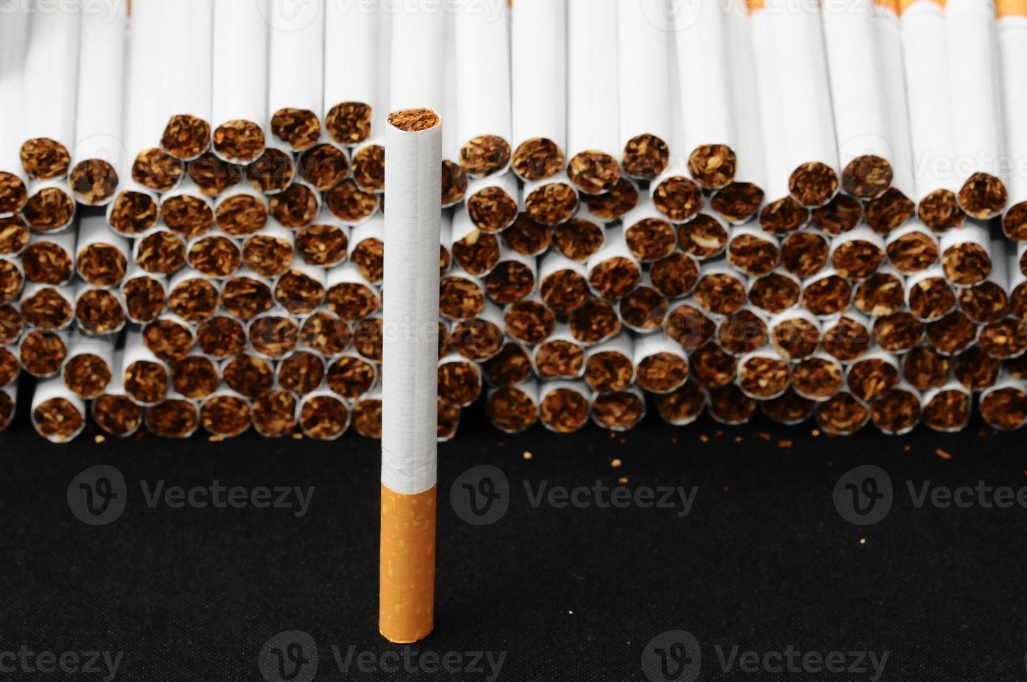 Stapel von Zigaretten foto