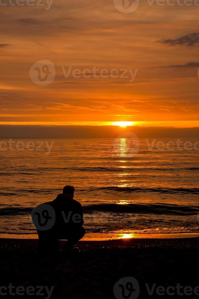 Sonnenuntergang über dem Meer foto