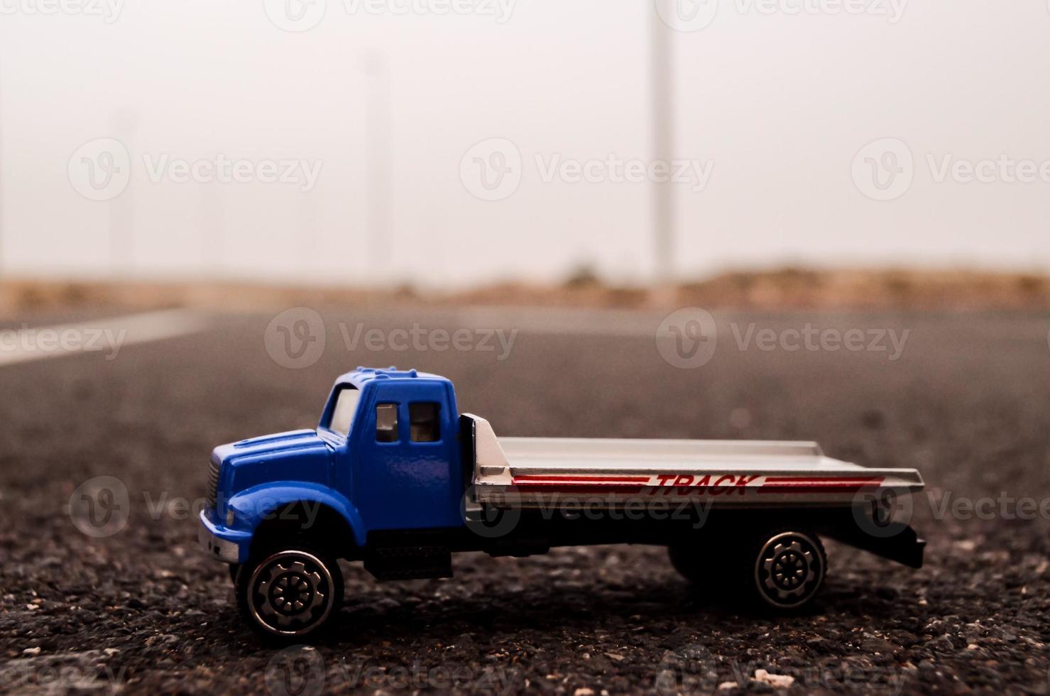 Spielzeuglastwagen auf der Straße foto
