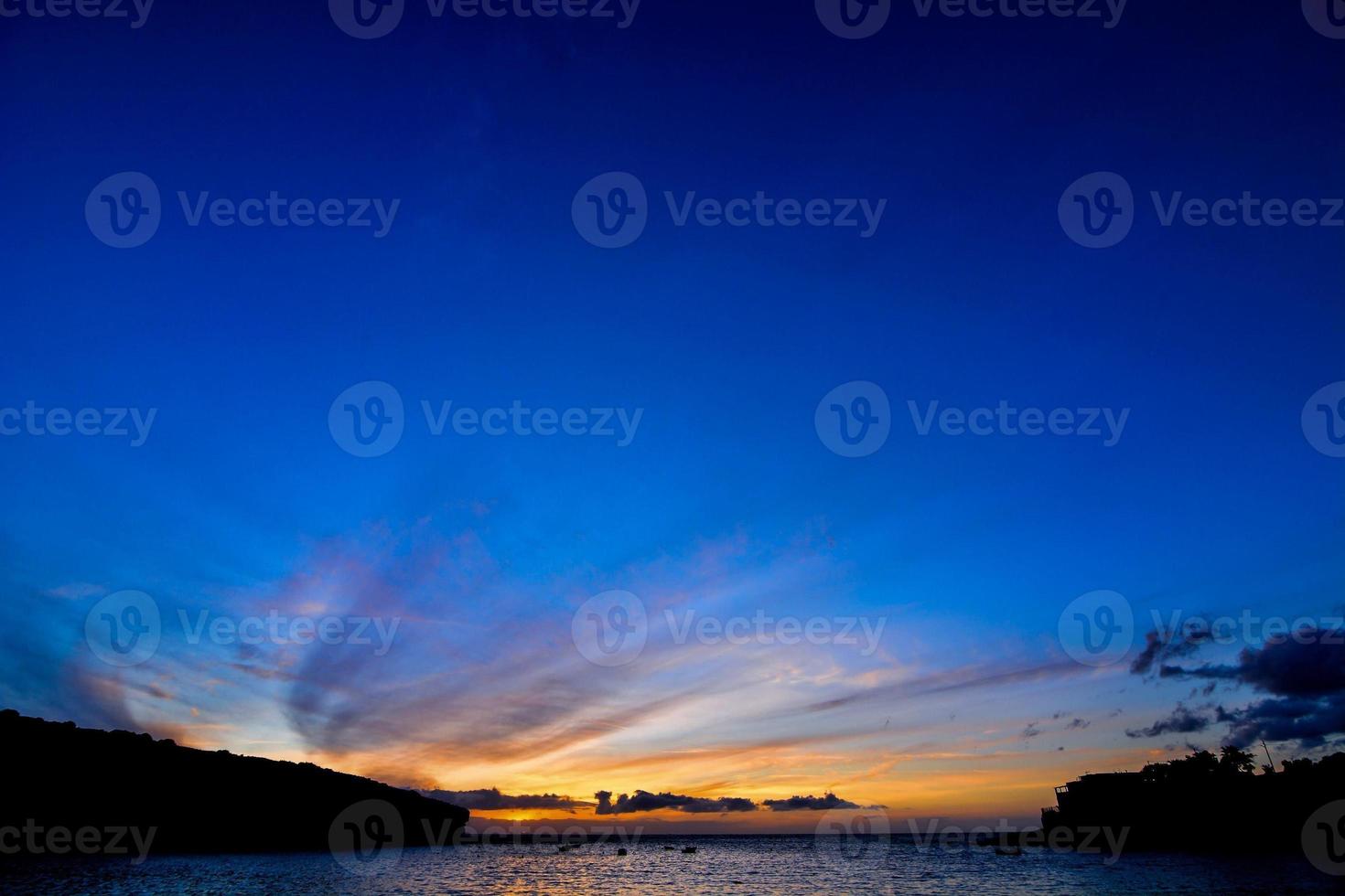 Sonnenuntergang über dem Meer foto