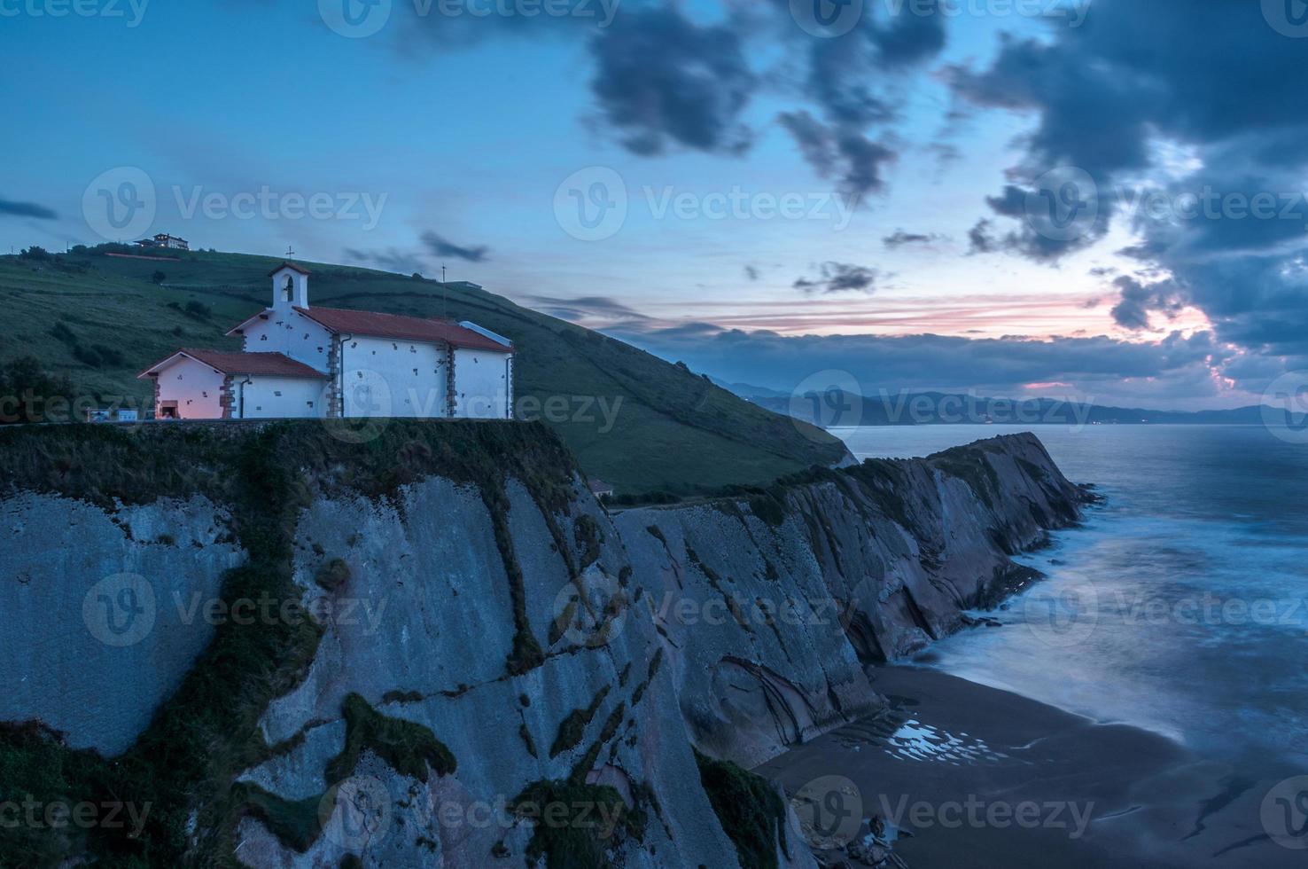 Kirche auf Klippe bei Sonnenuntergang foto