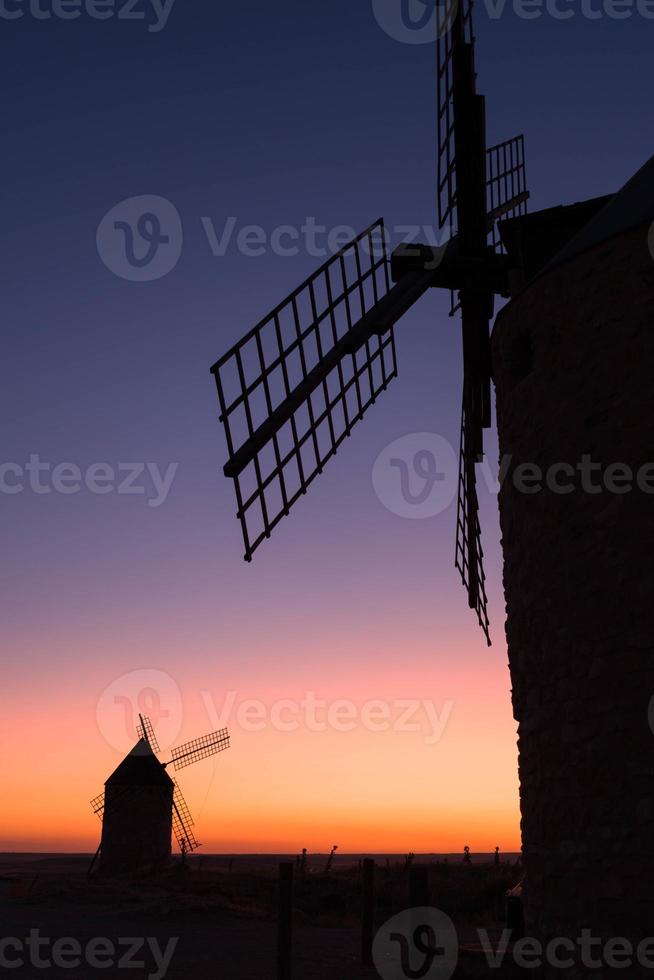 alte Windmühlen bei Sonnenuntergang foto