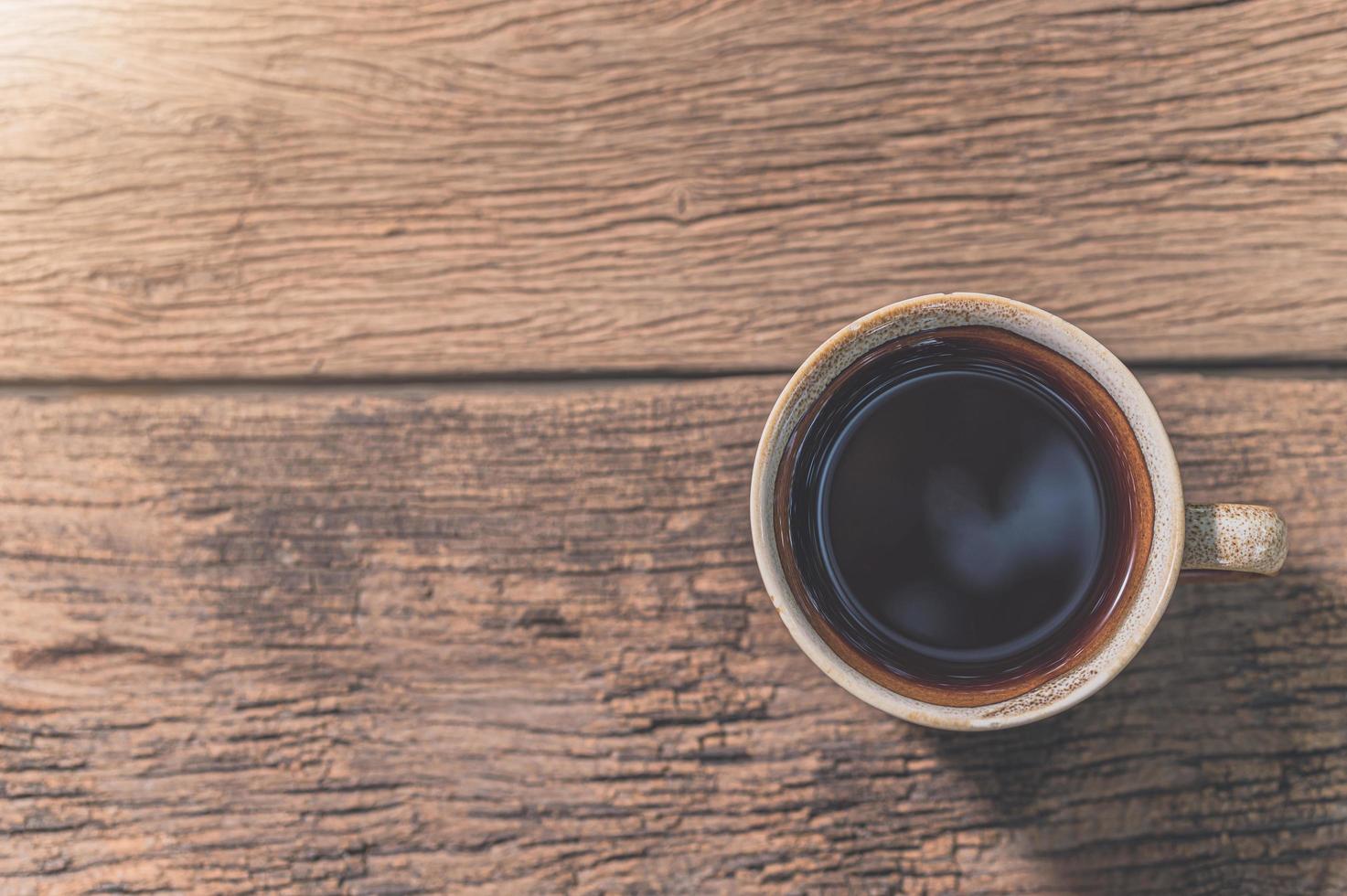 Tasse Kaffee auf Holztisch foto