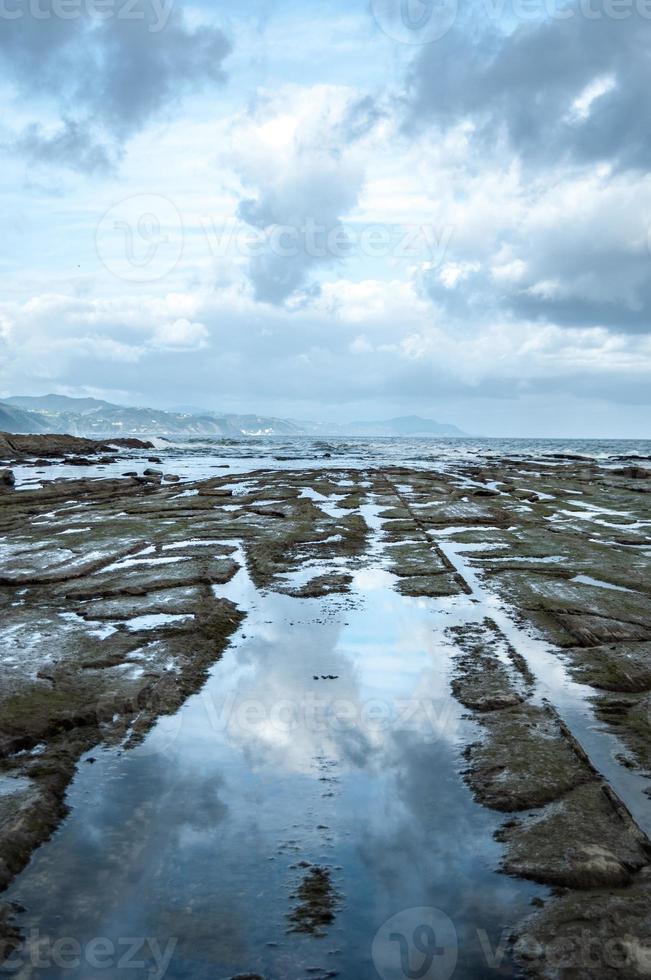 Flysch Felsformation in Zumaia, Spanien foto