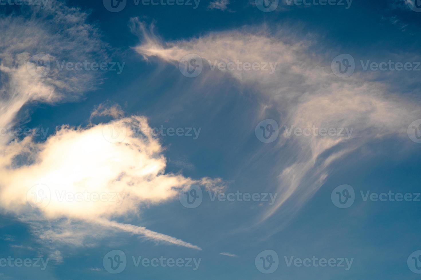 Wolken und Blau sonnig Himmel, Weiß Wolken Über Blau Himmel, Antenne Sicht, Natur Blau Himmel Weiß Klampe Wetter. foto