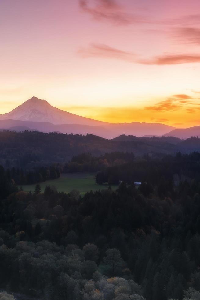 mt Haube über einem Tal bei Sonnenaufgang foto