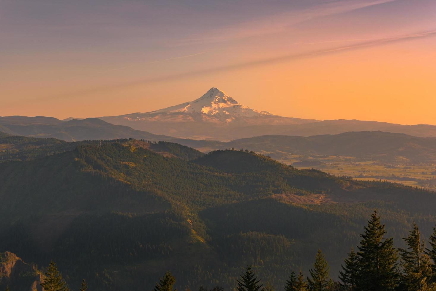 mt Haube über einer Wildnis bei Sonnenuntergang foto