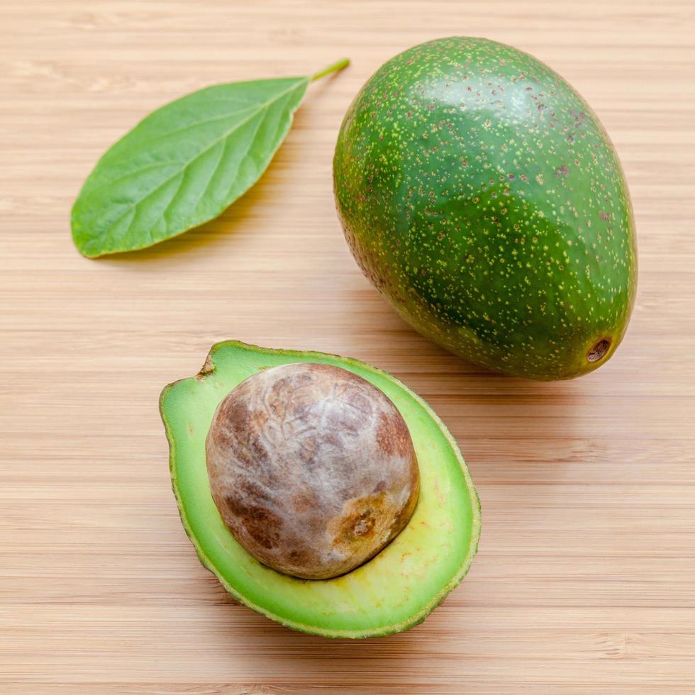 frische Avocado auf hölzernem Hintergrund foto