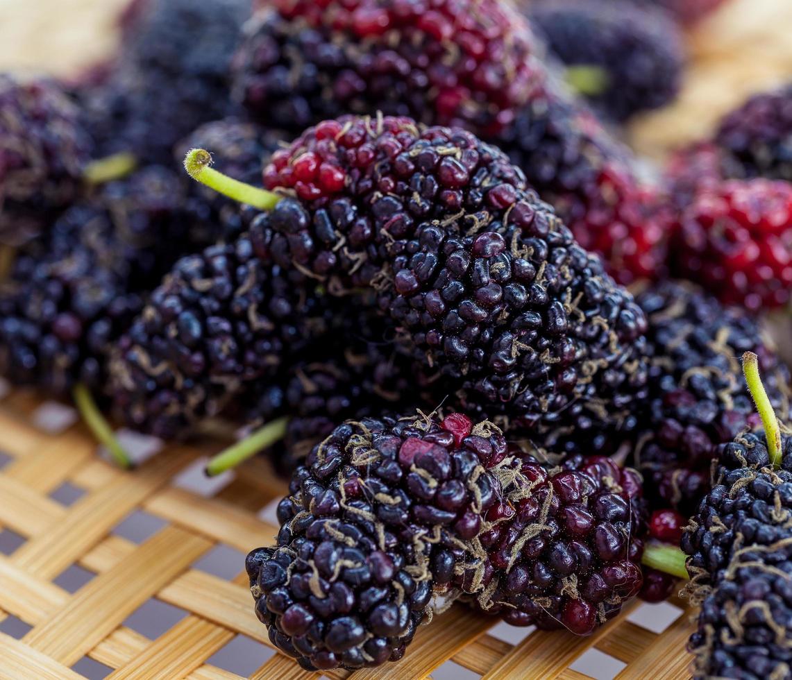 frische Maulbeeren in einem Korb foto