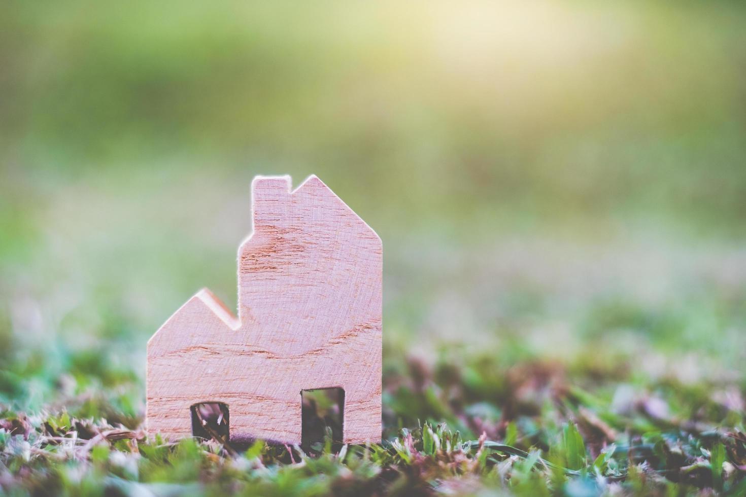 Holzhausmodell auf dem Boden, Wohn- und Immobilienkonzept foto