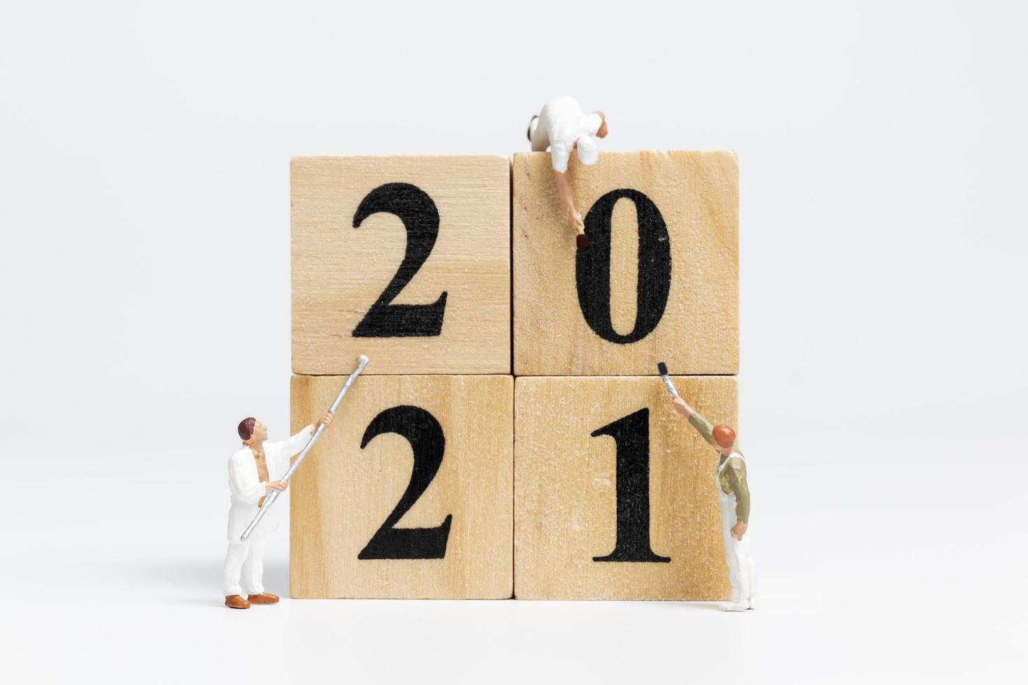 Miniaturarbeiter malen die Nummer 2021, frohes neues Jahr Konzept foto