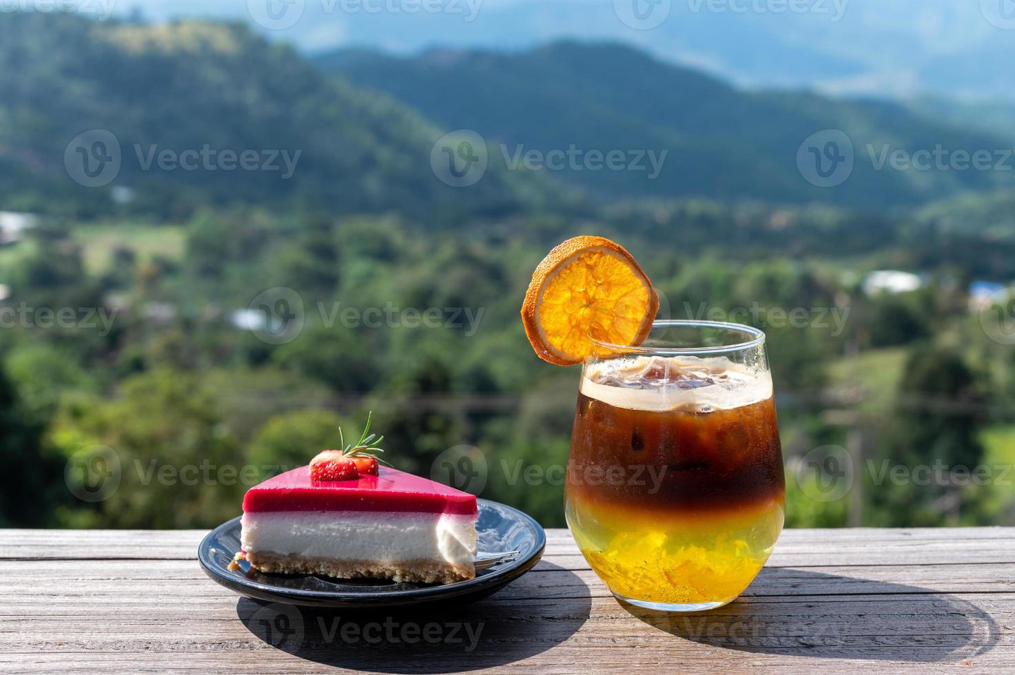 Kuchen und Cocktail mit Aussicht foto