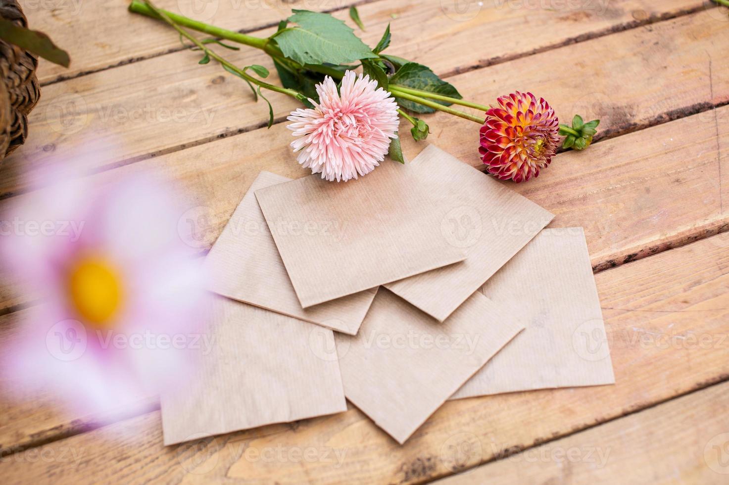 Verpackung, Platz Umschläge mit Pflanze Saat stellen auf ein hölzern Tabelle mit Blumen foto