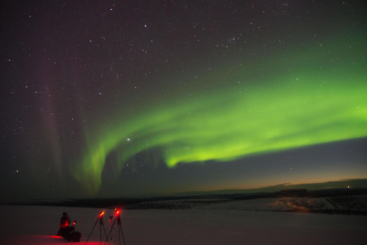 unkenntlich Person nehmen Bilder von Nord Beleuchtung, Finnland foto