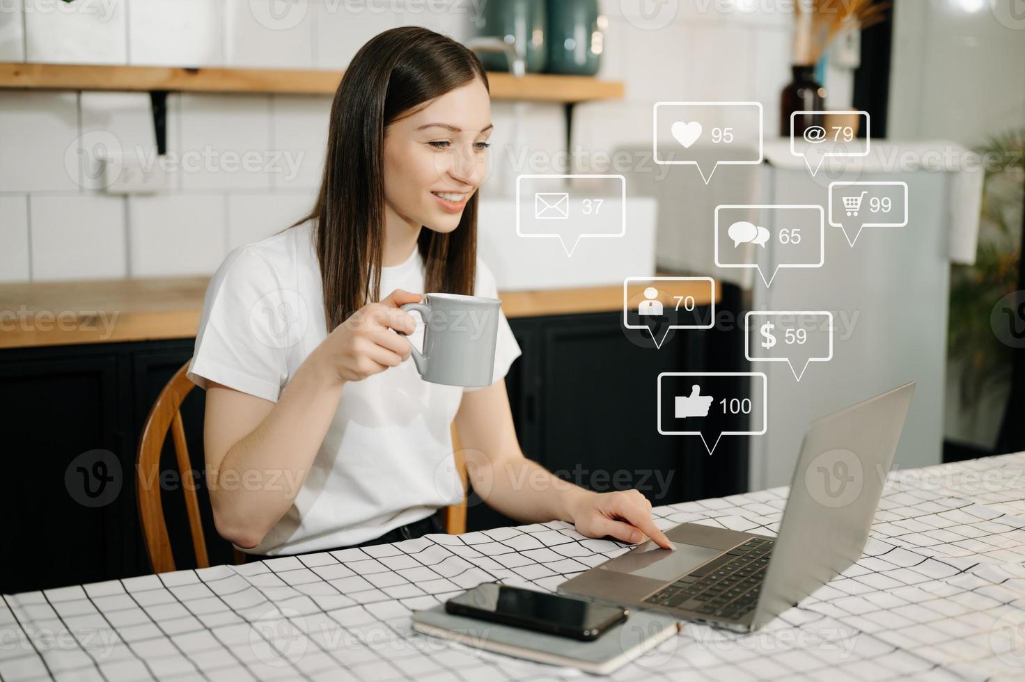 asiatisch Frau Tippen Smartphone, Tastatur mit Laptop Computer von Sozial Medien und Marketing virtuell Symbole Bildschirm Konzept. foto
