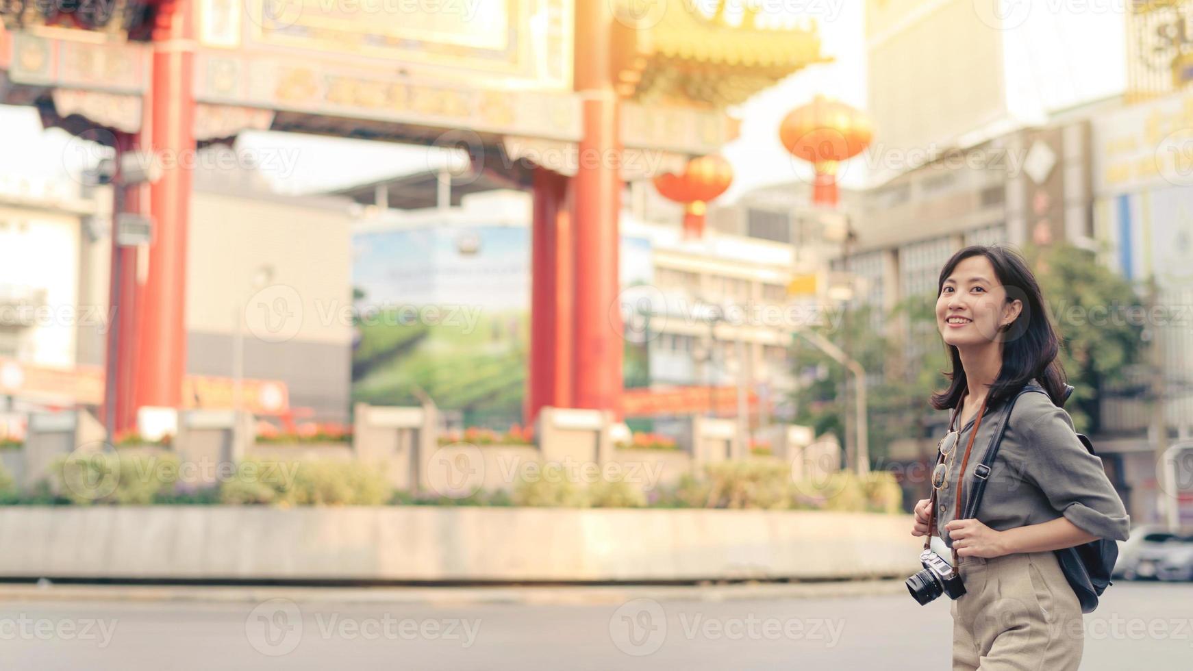 glücklich Jugend asiatisch Frau Person mit Kamera Reisen Straße Stadt Ausflug auf Freizeit Wochenende. jung Hipster Mädchen weiblich Tourist Besichtigung Sommer- städtisch Bangkok Ziel Lebensstil Konzept. foto