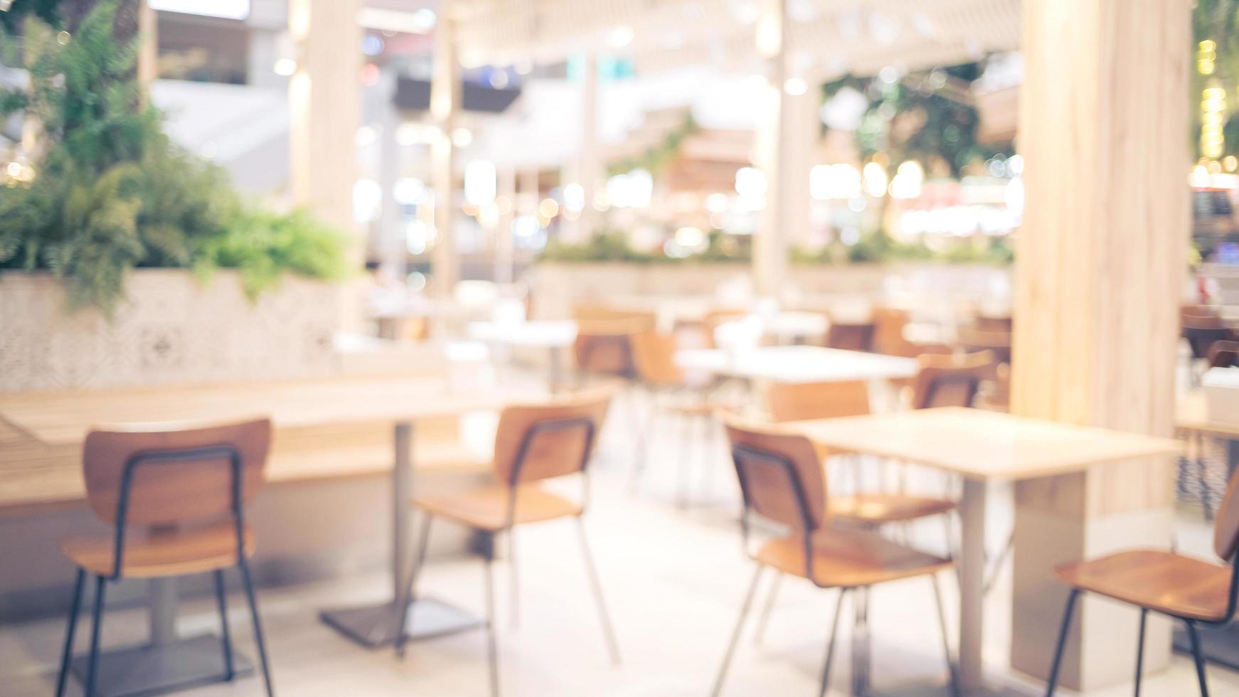 verwischen Bokeh Hintergrund von Innere Tabelle und Stuhl im Einkaufszentrum Kantine. abstrakt Bokeh von Essen Geschäft Essen Gericht mit Nein Person. defokussiert von Licht Verkauf Lebensstil Cafe Geschäft Dekoration im modern. foto