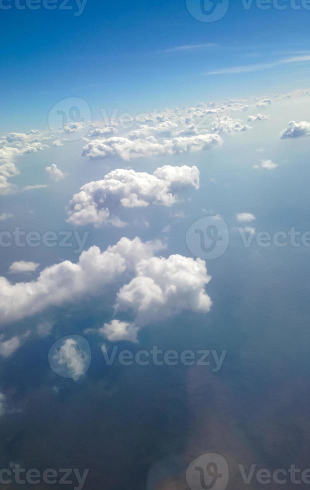 blauer Himmel mit Wolkenhintergrund foto