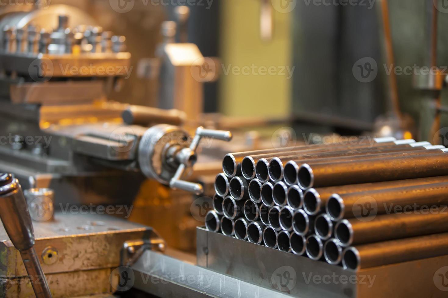 Metall Rohre im das Werkstatt von ein metallurgisch Pflanze oder ein Metall Arbeiten Unternehmen. foto