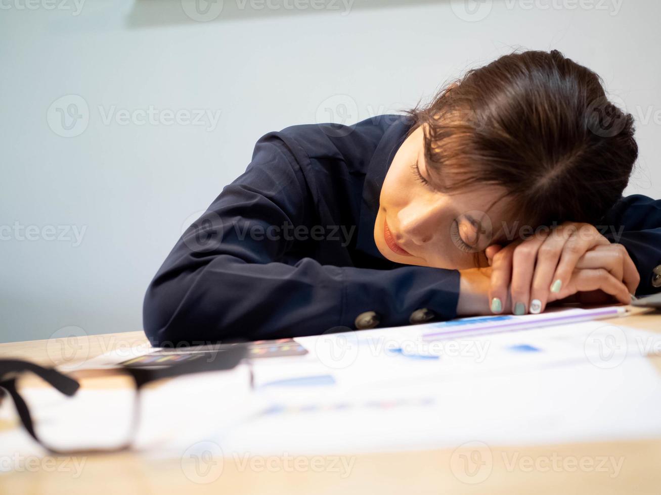 Geschäftsfrau Manager Dame Mädchen weiblich schwer Arbeit Job Besetzung Papier Büro Unternehmen müde erschöpft Über Problem Sorge ernst unzufrieden Angst traurig Fehler schlafend emotional Stress traurig faul Schmerzen gelangweilt foto