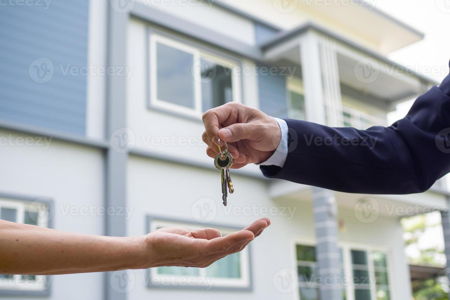 Hauskäufer nehmen Hausschlüssel von Verkäufern. verkaufe dein haus, vermiete haus und kaufe ideen. foto