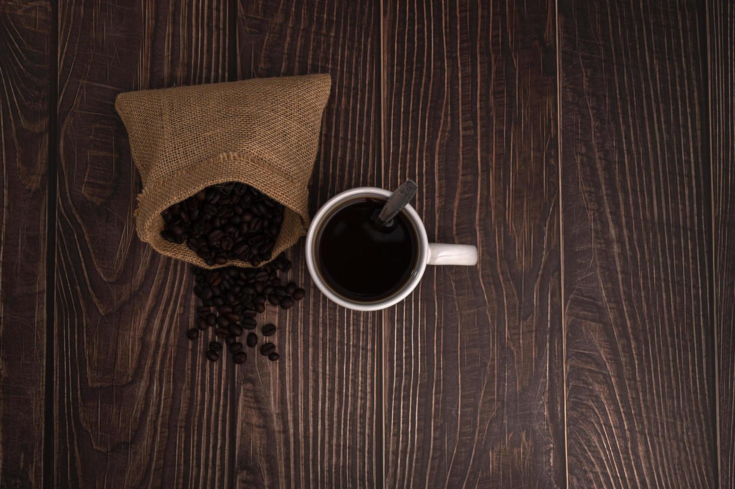 Kaffeetasse und Kaffeebohnen auf dem Tisch foto