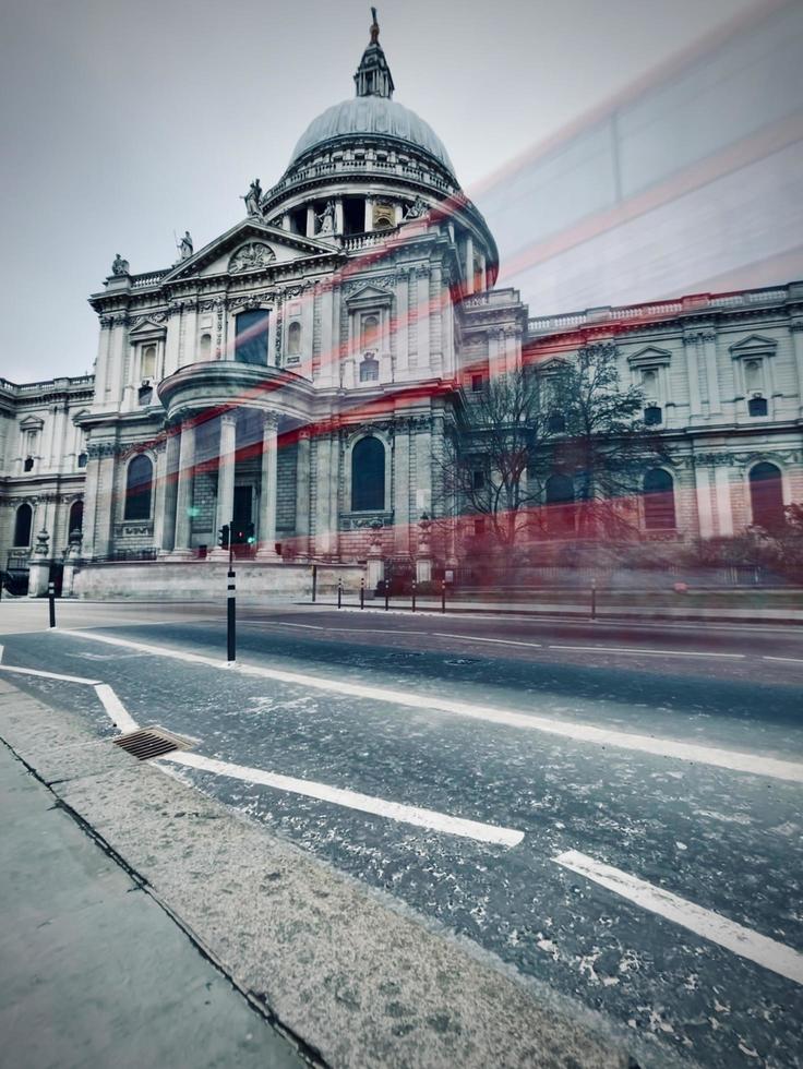 verschwommener Doppeldecker in der Nähe von st. Pauls Kathedrale foto