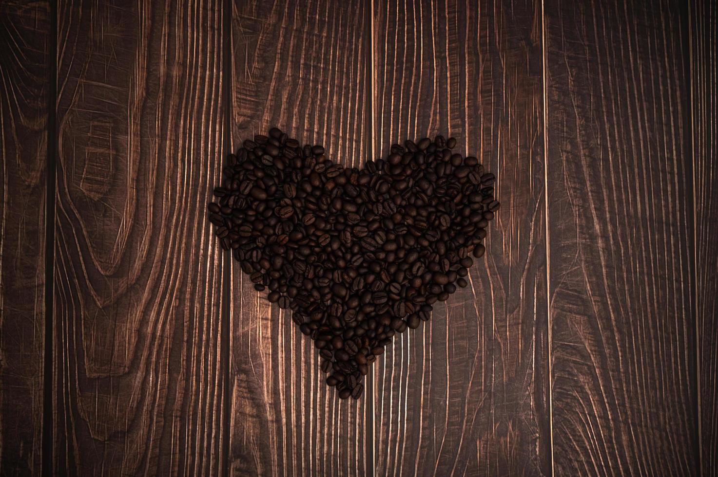 Kaffeebohnen in Herzform angeordnet foto