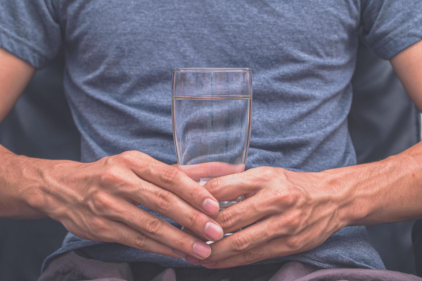 trinke sauberes Wasser für die Gesundheit foto