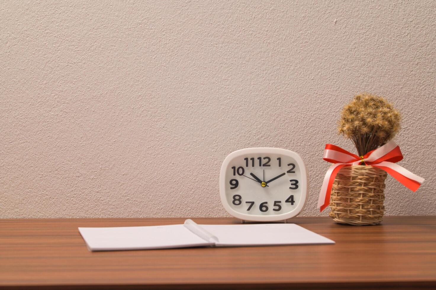 Notizbuch und Uhr auf dem Tisch foto