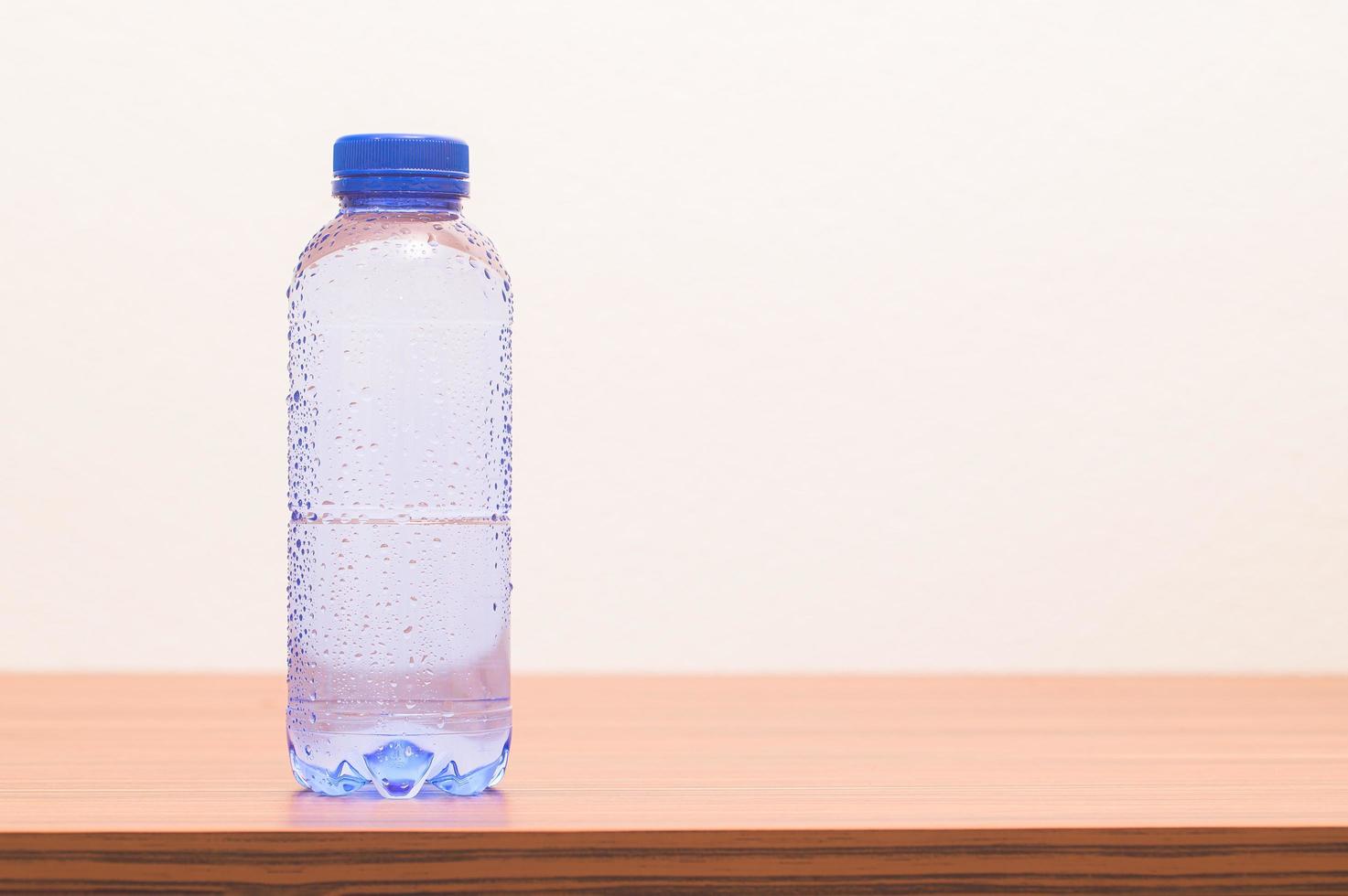 Flasche Trinkwasser foto