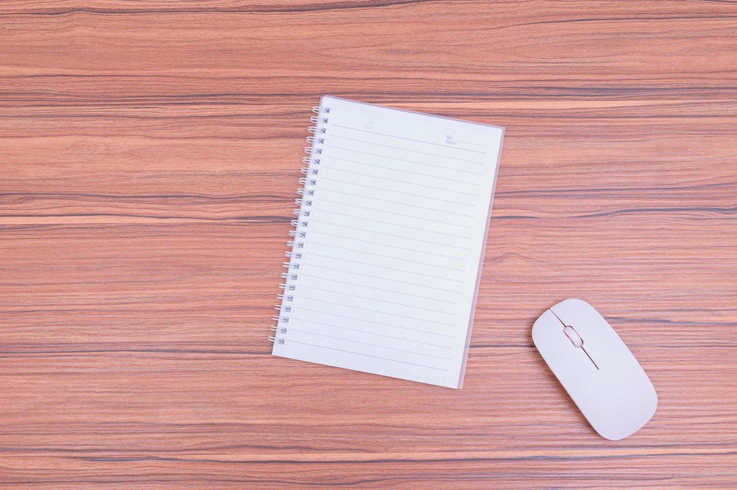 Notebook und Computermaus auf dem Tisch foto