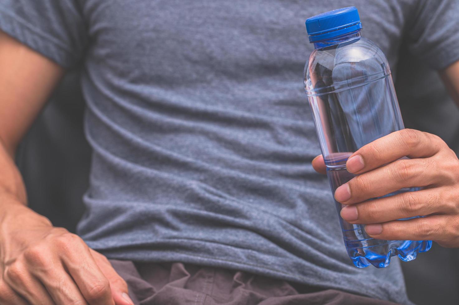 trinke sauberes Wasser für die Gesundheit foto