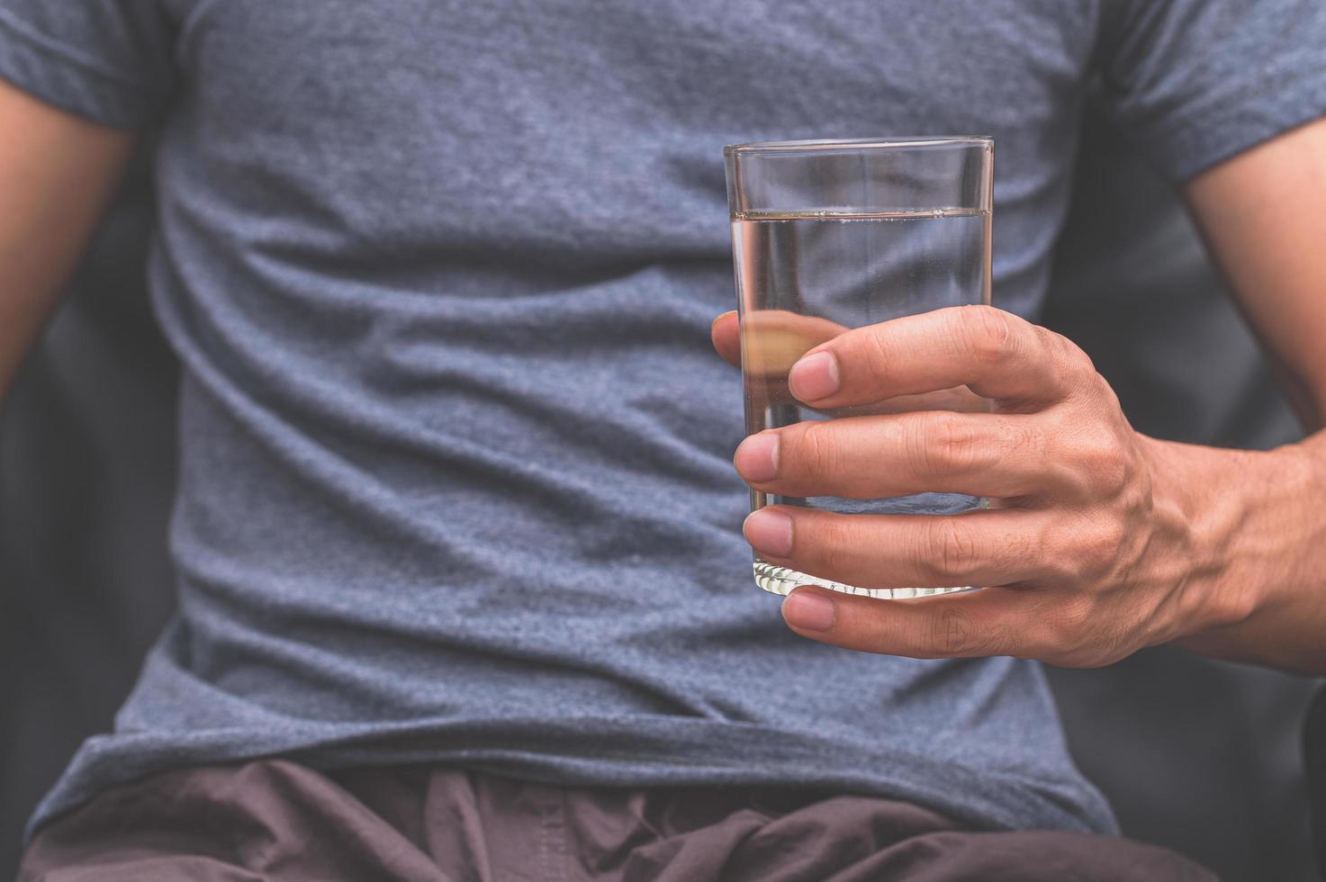 trinke sauberes Wasser für die Gesundheit foto