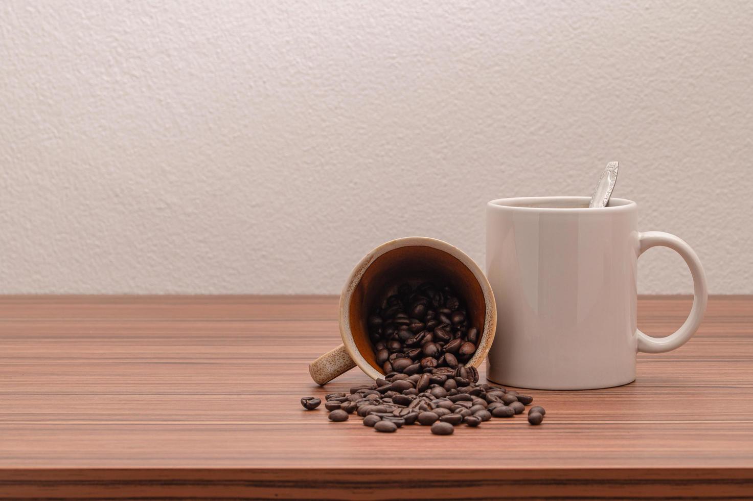 Kaffeebohnen und Kaffeetasse auf dem Tisch foto