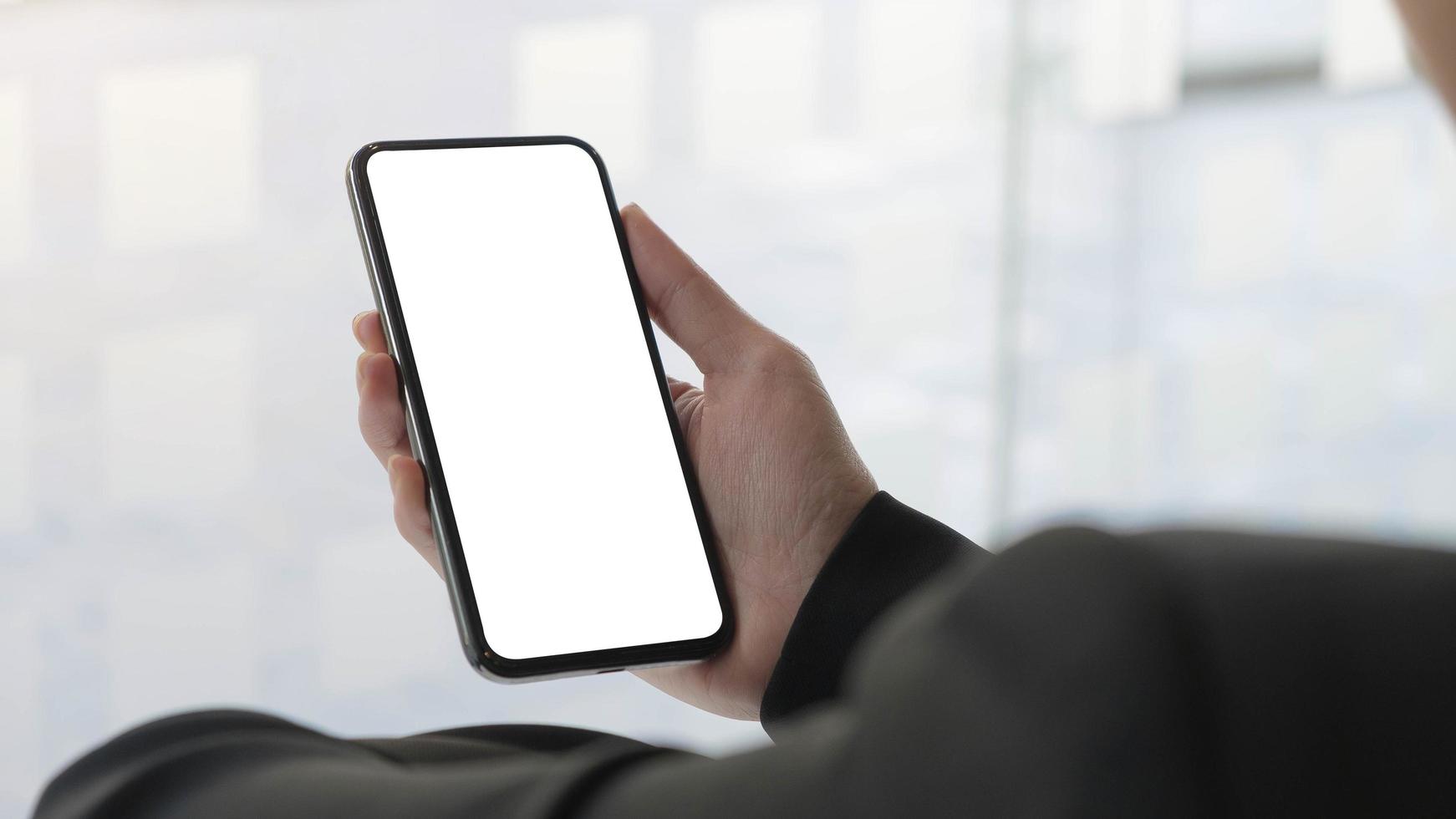 leerer weißer Telefonbildschirm mit neutralem Hintergrund foto