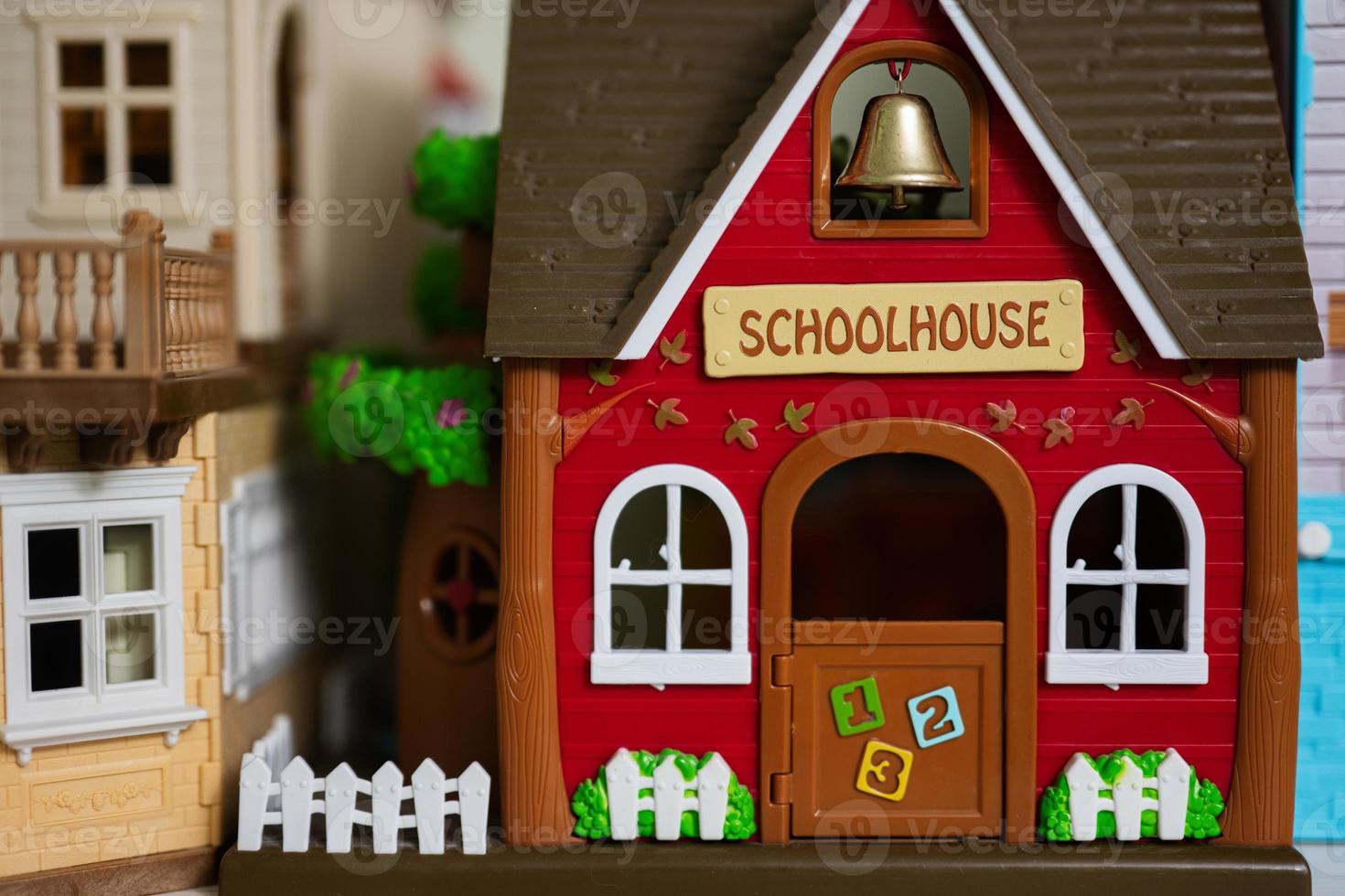 rot Schule Haus mit Glocke Plastik Spielzeug. foto
