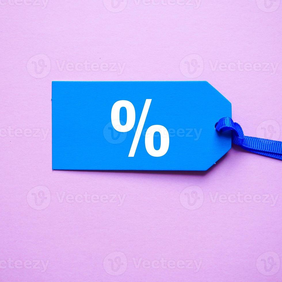Prozent Symbol auf das Blau Preis Schild, Rosa Hintergrund foto