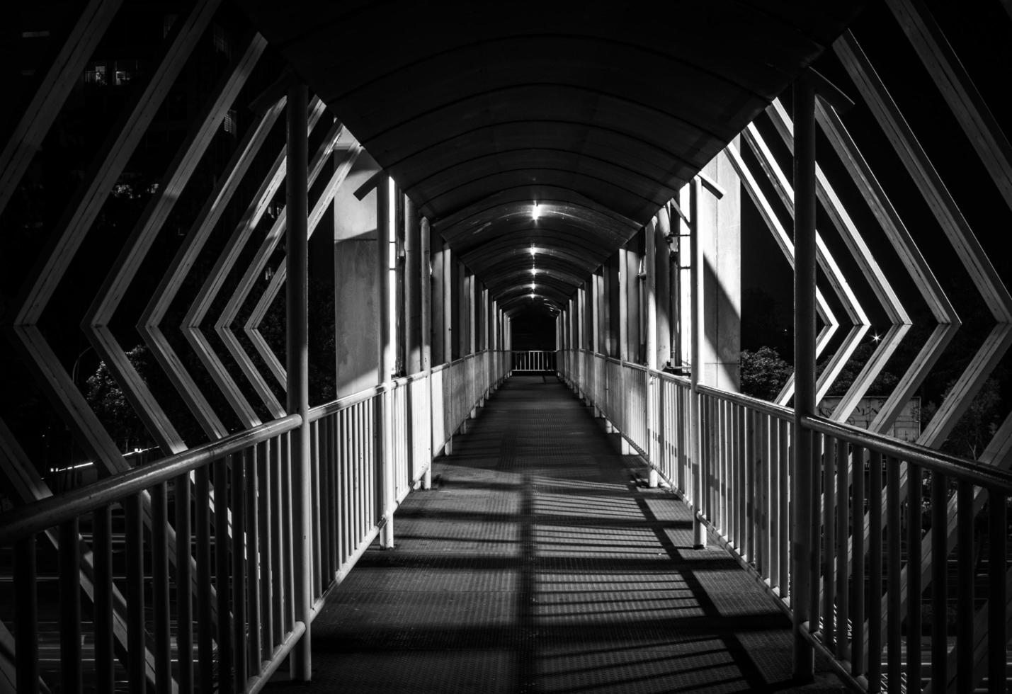 Licht im das Tunnel beim bekasi Indonesien schwarz und Weiß Ausführung foto