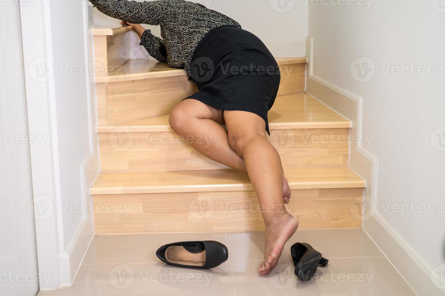 asiatisch Dame Frau geduldig fallen Nieder das Treppe weil rutschig Oberflächen. foto